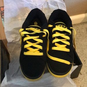 Brand New in box - Heelys yellow & black -Youth 4